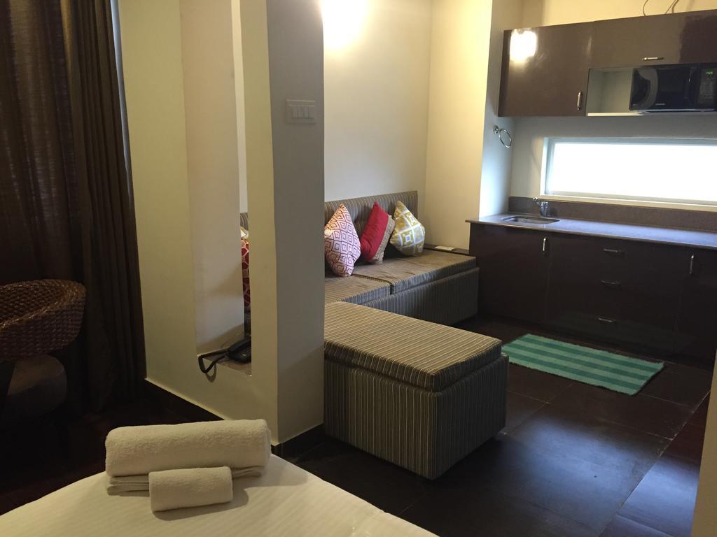 Luxtay Suites Bangalore Kamer foto