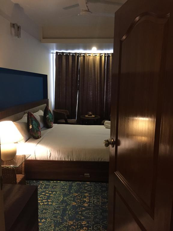 Luxtay Suites Bangalore Kamer foto