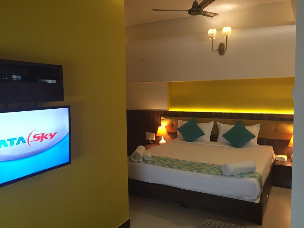 Luxtay Suites Bangalore Kamer foto