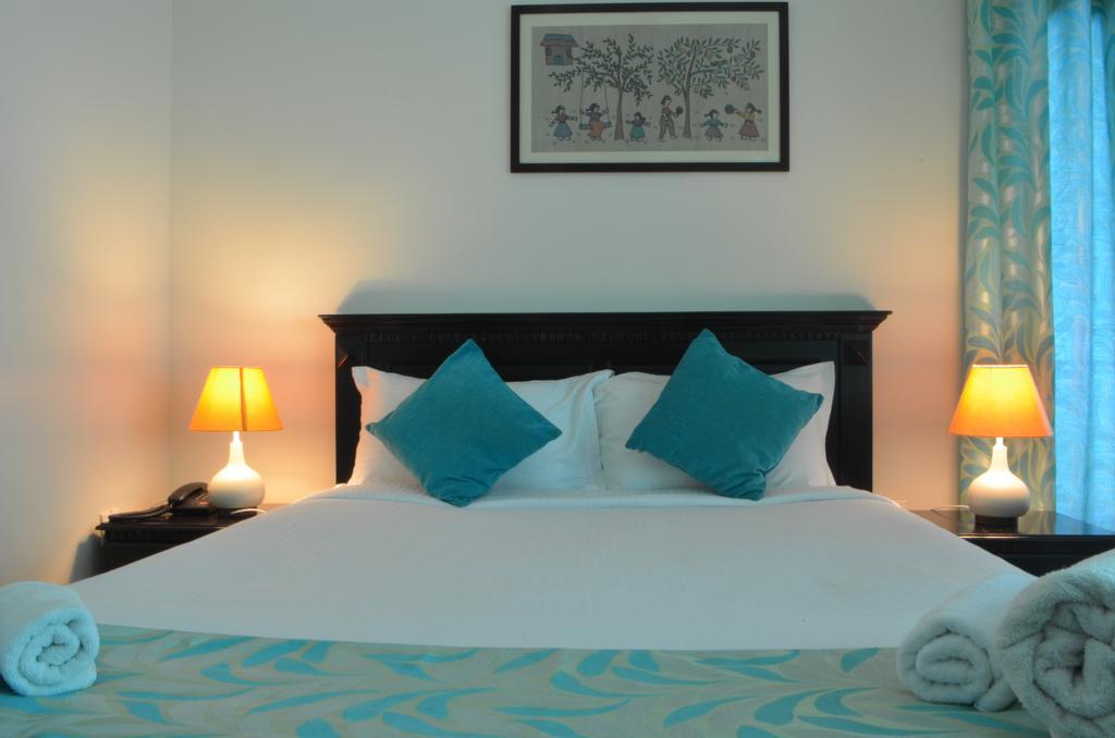 Luxtay Suites Bangalore Kamer foto