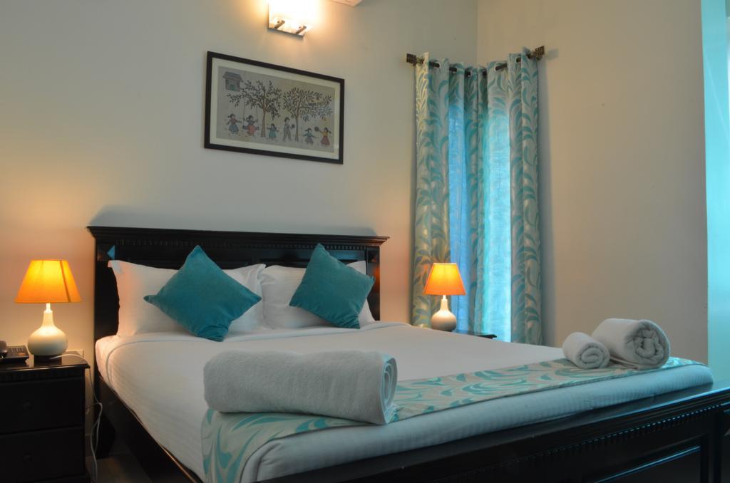 Luxtay Suites Bangalore Kamer foto