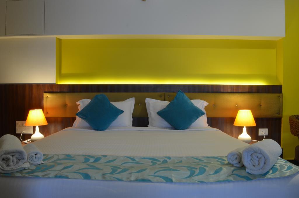 Luxtay Suites Bangalore Kamer foto