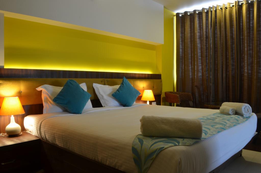 Luxtay Suites Bangalore Kamer foto